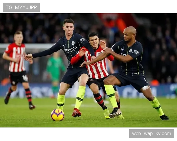 西汉姆联四球大胜展现进攻火力 莫耶斯战术调整见效 西汉姆联四球大胜展现进攻火力 莫耶斯战术调整见效